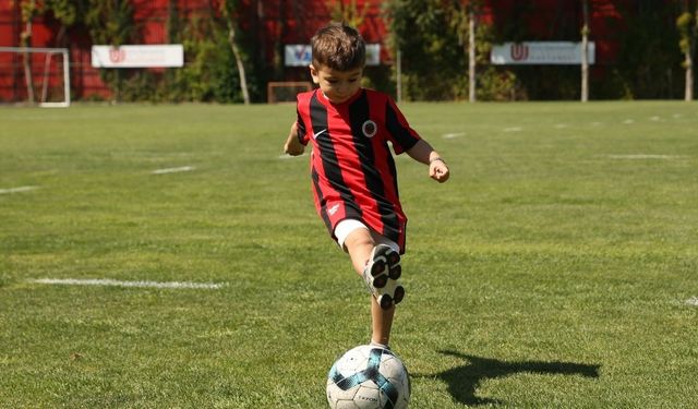 Selami Alımcı ve Minik Göktuğ’dan Gençlerbirliği’ne Ziyaret
