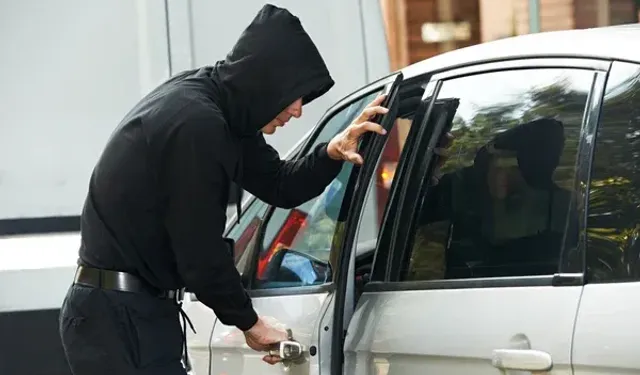 Camı açık otomobili fark ettiler! Saniyeler içinde çalıp kaçtılar