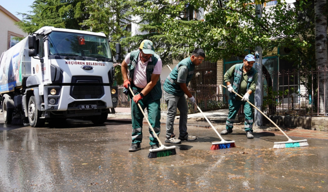 Keçiören’de temizlik seferberliği! Cadde ve sokaklar tek tek yıkanıyor
