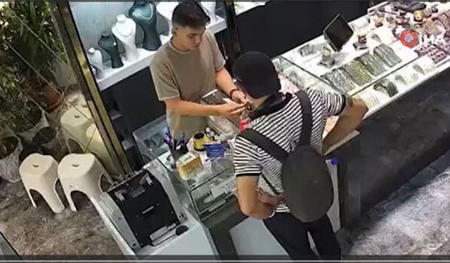 Bilezik çalan şüpheliyi çırak yakaladı: Hırsızlık anı kamerada