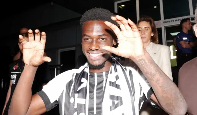 Beşiktaş'ın yeni transferi İstanbul'da! Ernest Poku'dan taraftara üçlü