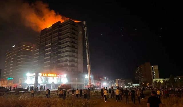 Diyarbakır Kayapınar’da plazada çıkan yangın korkuttu