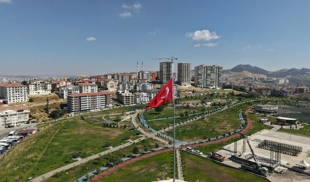 Mamak’ta 52 metrelik gurur: Türk bayrağı göndere çekildi