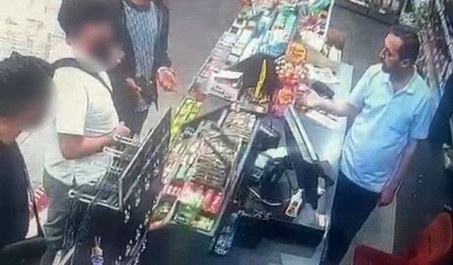 Akaryakıt istasyonunda dehşet! Gasp girişimi ve bıçaklı saldırı kamerada