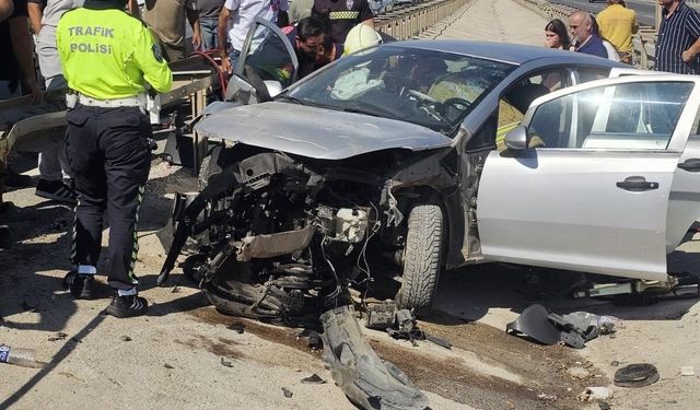 Otomobil bariyerlere ok gibi saplandı! Feci kaza kamerada