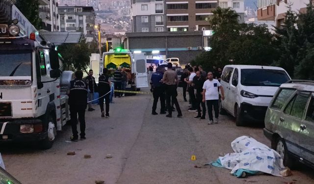 Sokakta dehşet saçtı! Eşini tüfekle katledip, intihar etti