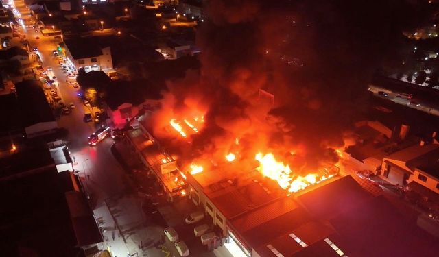 Eskişehir'de sanayi sitesinde büyük yangın: Yapı malzemeleri yanmaya devam ediyor