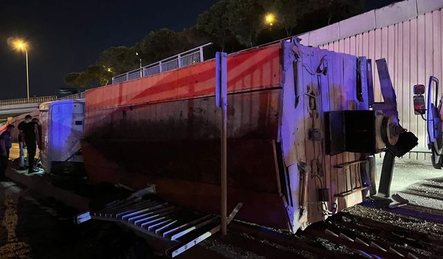Avcılar’da asfalt kamyonu alt geçide düştü! Sürücü yaralandı