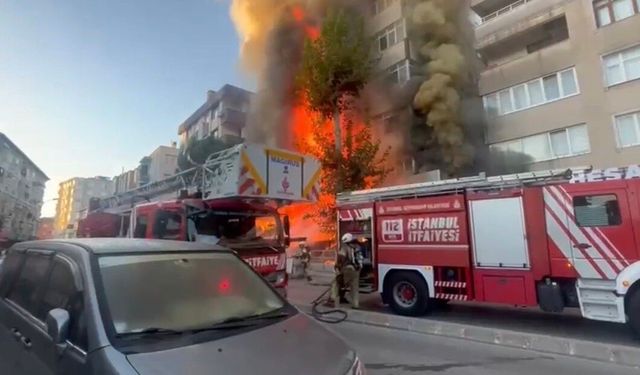 5 katlı binanın altındaki market alevlere teslim oldu