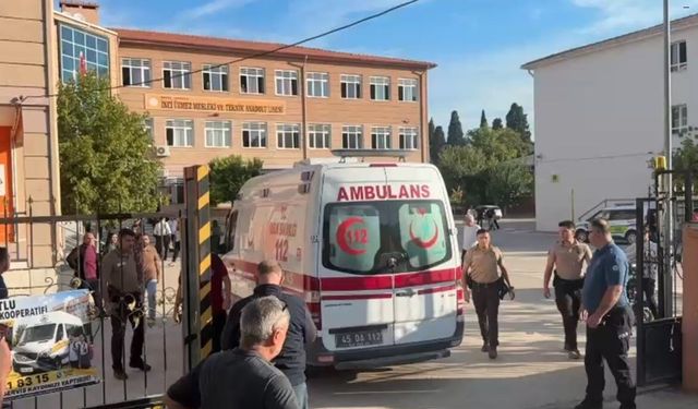 Manisa'da okula silahlı saldırı! Dehşet saçan saldırgan böyle görüntülendi