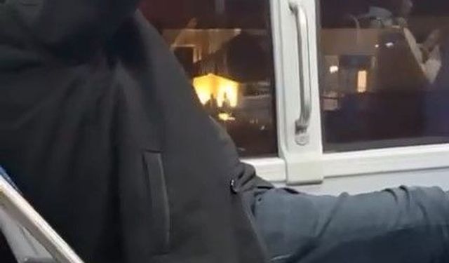 Rahatlığı pes dedirtti! Otobüste ayakkabılarını çıkarıp seyahat etti