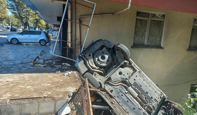 Ankara’da sabaha karşı korkutan kaza! Otomobil korkulukların üzerine çıktı