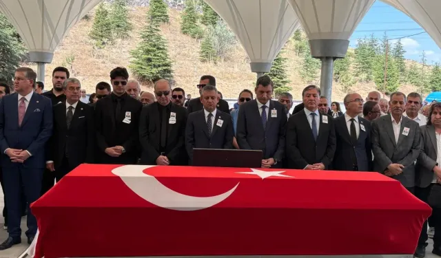 Eski CHP Milletvekili Mehmet Cevdet Selvi son yolculuğuna uğurlandı! Özgür Özel tabutu omuzladı