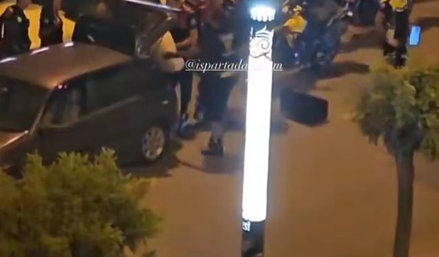 Isparta’da ceza kesilen araç sahibi sinirlerine hakim olamadı: Ses sistemini parçaladı