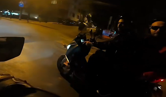 İstanbul’da kırmızı ışık tartışması kamerada: Motosikletli sürücü, kendisini uyaran sürücüye vurdu