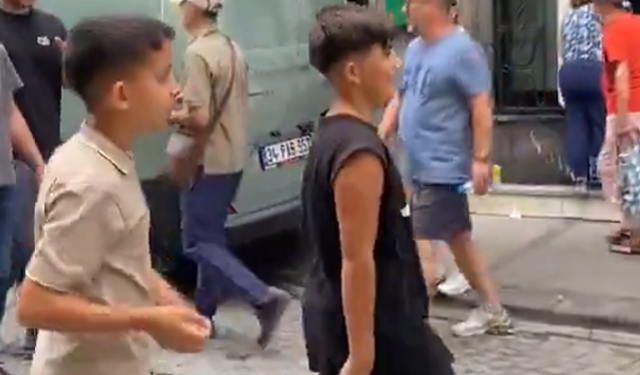 Taksim’de turistleri hedef alan çocukların davranışları tepki çekti