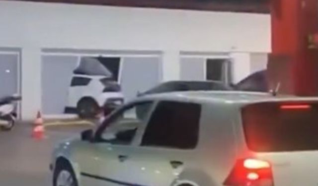 Fren yerine gaza bastı! Otomobil malzeme odasına girdi