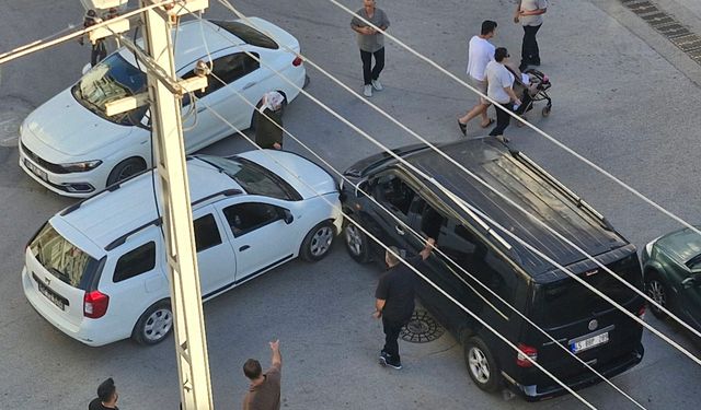 Mamak’ta kazaların adresi değişmiyor! Araçlar birbirini görmeden kafa kafaya çarpıştı