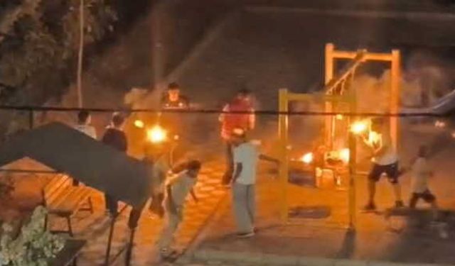 Tutuşturdukları sopalarla parktaki çocukları korkuttular: O anlar kamerada