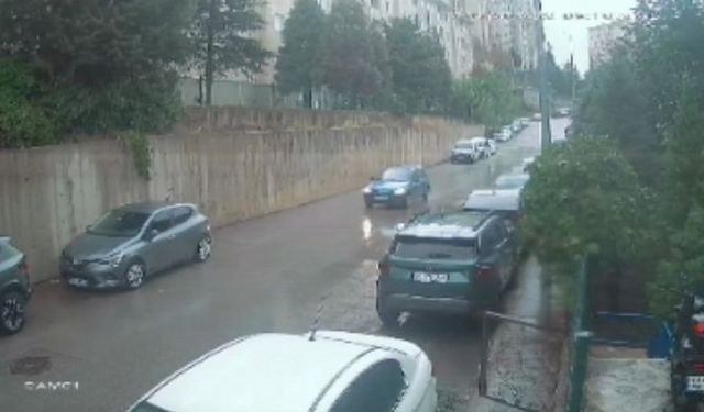 Otomobil park halindeki araçlara çarparak ters döndü!