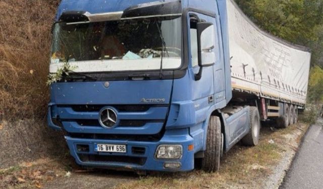 Bursa'da şeker yüklü TIR kanala uçtu! Şekerler yola saçıldı