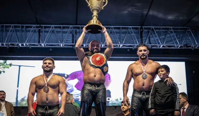 2 saat süren final: Cumhurbaşkanlığı Kupası'nda başpehlivan belli oldu