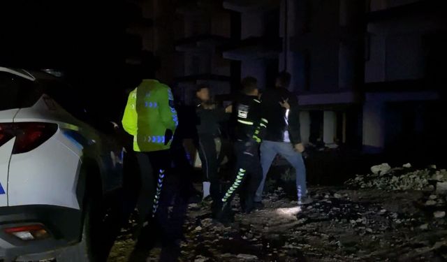 Polis durdurmak istedi, o kaçtı: Yakalanınca “Sürücü ben değilim” deyip kavga ettiler