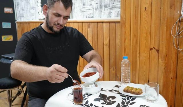 Görenler gözlerine inanamıyor! Acısız yaşayamıyor: Tatlıya bile pul biber atıp yiyor
