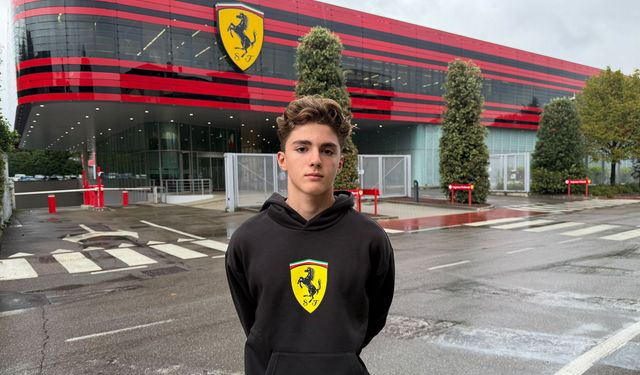 Alp Aksoy Ferrari Sürücü Akademisi kadrosuna girerek tarihe geçti