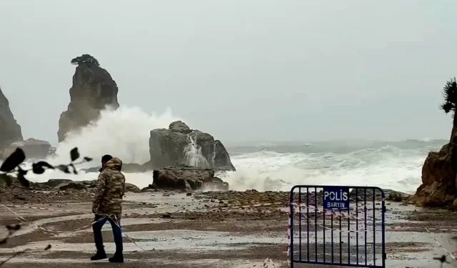 Amasra’da dev dalgalar sahili vurdu: Otoparkı su bastı