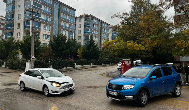 Ankara Beypazarı trafik kazası meydana geldi: İki araç kavşakta çarpıştı