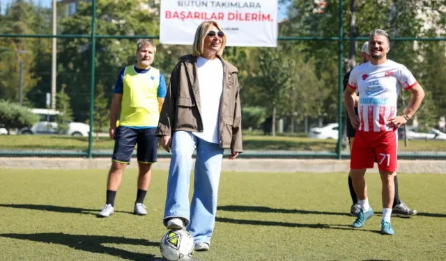 Ankara Etimesgut'ta Cumhuriyet Kupası için takımlar sahaya çıktı