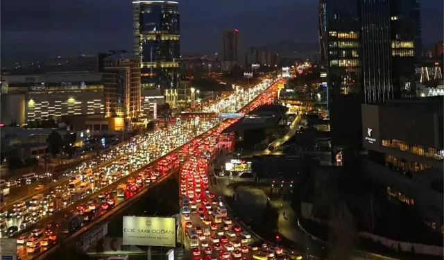 Ankara’da hafif yağmur trafiği felç etti! Ana arterlerde kuyruk oluştu