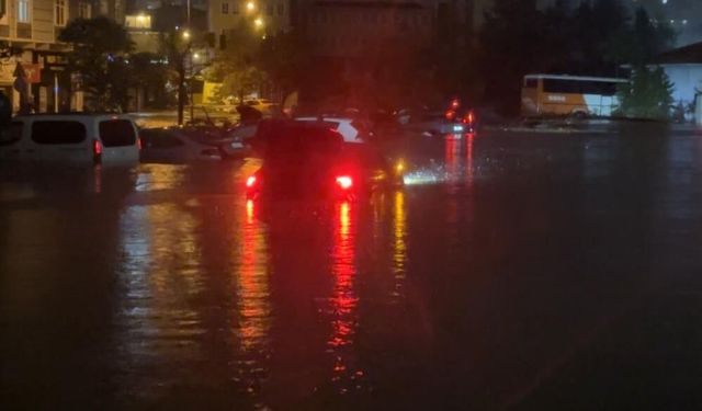 Yollar göle döndü, araçlar çamura saplandı! İstanbul Kartal'da sağanak felaketi