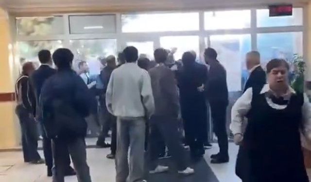 Azerbaycan’da tansiyon yüksek! Çocukları okula alınmayan veliler camları kırdı