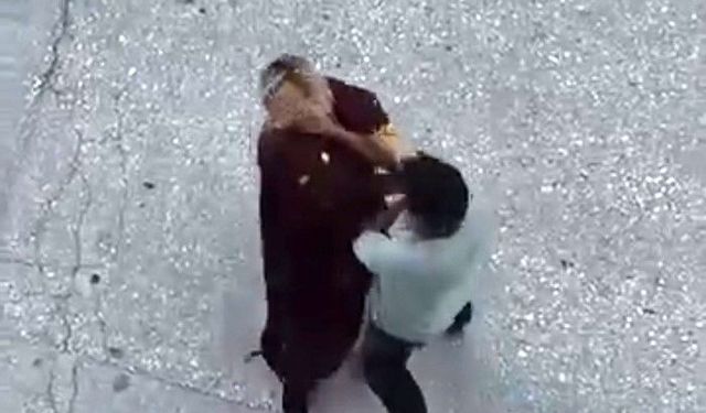 Cadde ortasında dehşet! Boğazını sıktığı kadını yerde sürükledi
