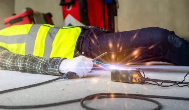 Elektrik çarpan kişiye dokunulur mu? Hayat kurtaran ilk yardım adımları