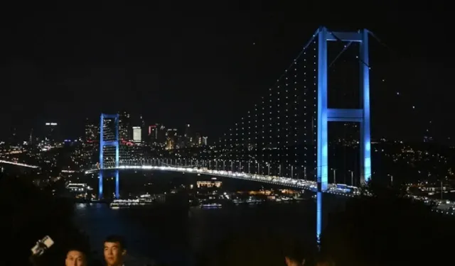 İstanbul Boğazı turkuaza büründü: 15 Temmuz Şehitler Köprüsü’nde Türk Dünyası Günü