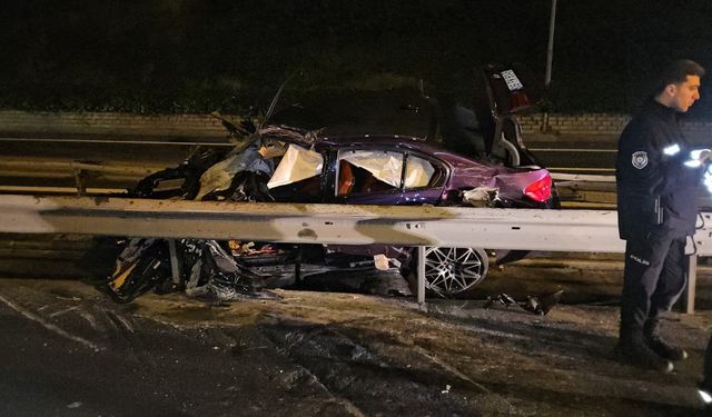 Kağıthane’de otomobil bariyerlere sıkıştı: 1 ölü, 2 yaralı