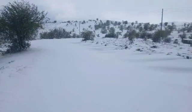 Manisa’da yaylalar beyaza büründü: Mevsimin ilk karı düştü