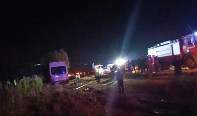 Kayseri’de can pazarı: İki işçi servisi ile iş makinası çarpıştı
