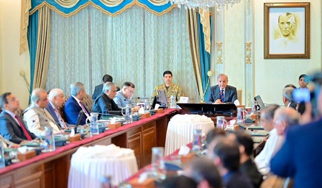 Pakistan'da siyasi kriz derinleşiyor: Olağanüstü hal ilan edildi!