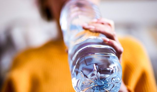 Plastik şişelerin altındaki çukurun sırrı ortaya çıktı! Meğer bakın ne işe yarıyormuş