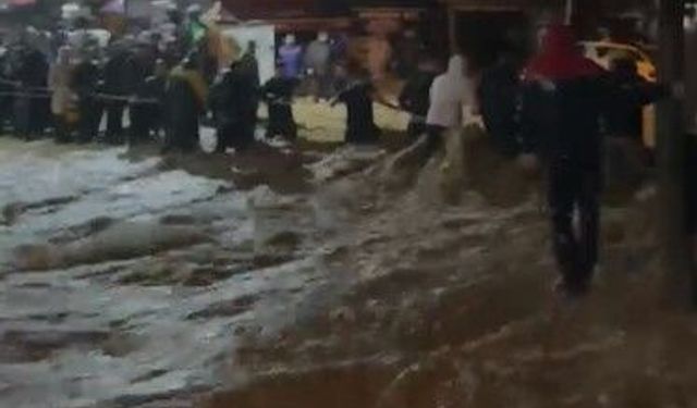 Sarıyer Ayazğa'da sel felaketi! Araçlar sürüklendi, vatandaşlar halat ve botlarla böyle kurtarıldı