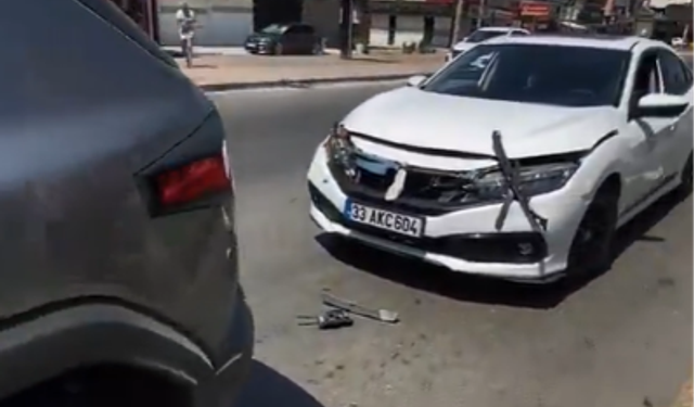 Selektör yapan sürücüye kızdı, frene bastı! 3 araç birbirine girdi