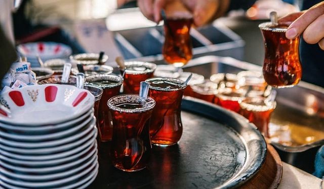 Sıcak çay kuru havada serinletebilir: Nedeni terleme