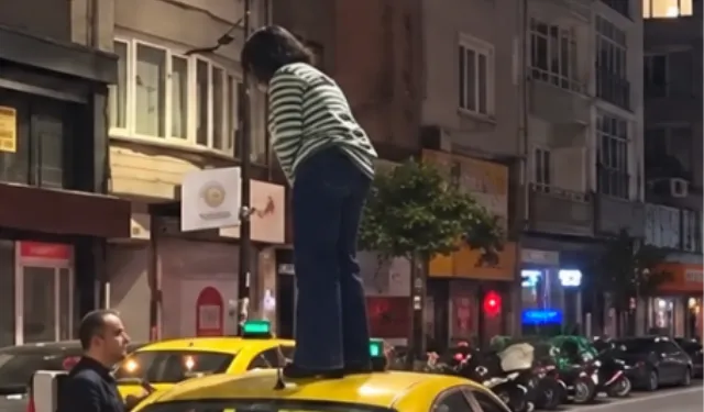 Taksi şoförüyle tartıştı, aracın tavanına çıktı!