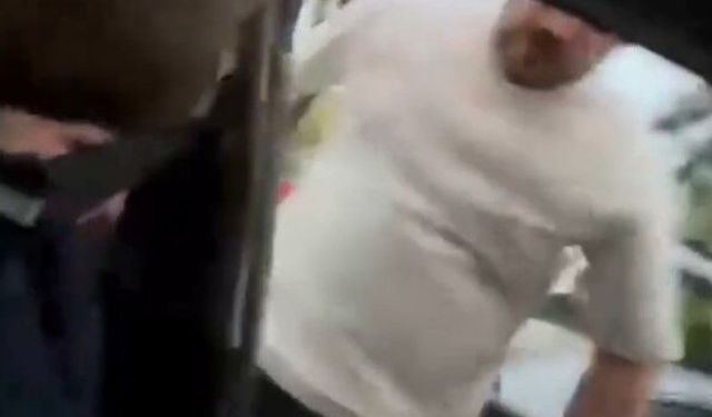 Trafik tartışması kamerada: “1 milyon ceza yedin” deyince sürücüye saldırdı