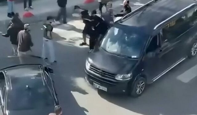 Trafikte yol verme kavgası: Sürücüye kafa attı, ortalık savaş alanına döndü
