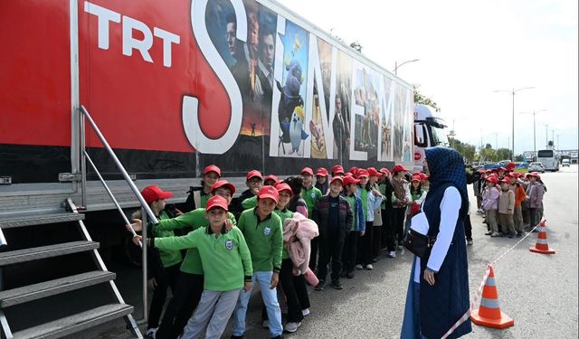 TRT Sinema Tırı 18 il gezdi: 52 bin öğrenciyi sinemayla buluşturdu